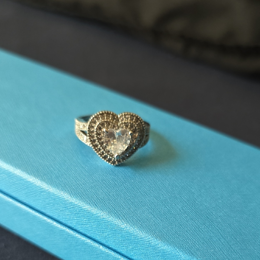 Elegant Silver Heart Ring 925 Stamped. Good Condition.